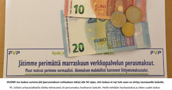 Kuva laskusta, jonka alalaidassa on ilmoitus perusmaksun perimättä jättämisestä a päällä muutama seteli ja kolikko.